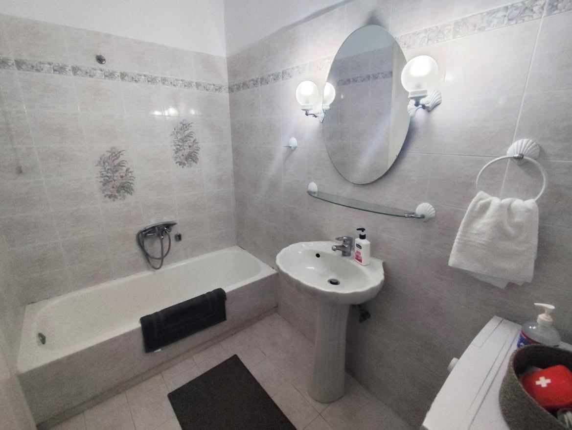 Mando Patrasso - Classical Apartment In The Center Of Patras With Free Parking Buitenkant foto