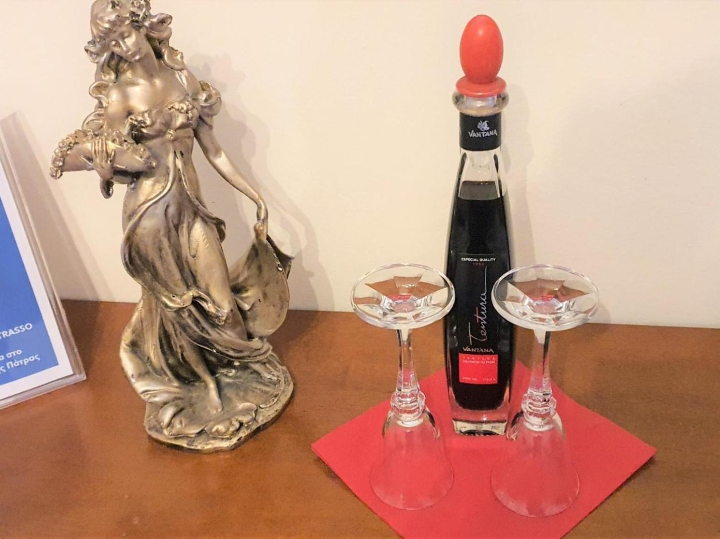 Mando Patrasso - Classical Apartment In The Center Of Patras With Free Parking Buitenkant foto